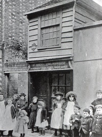 Kinder vor der Werkstatt von John Pounds, aus der er die erste Armenschule leitete von English Photographer